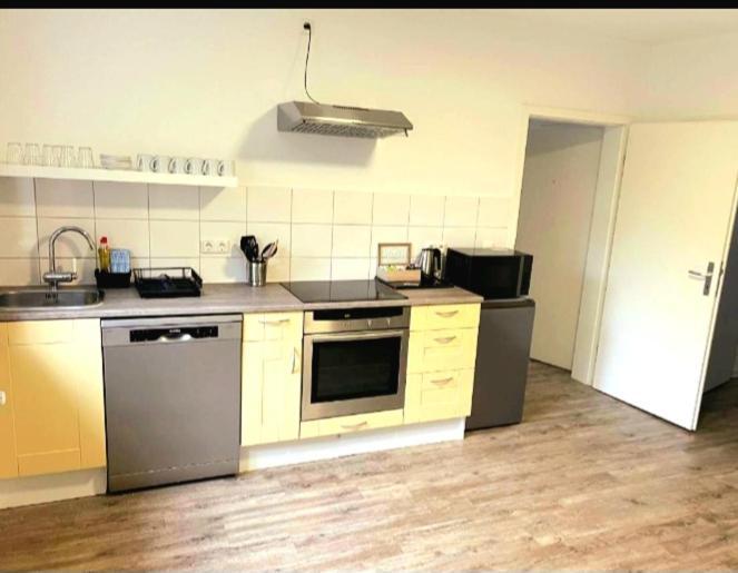 City Apartment Duisburg 2#Netflix &Wlan &Kingsize Bett & Kaffee Maschine & Central & 500M Innenhafen & 2 Min U Bahn Buitenkant foto