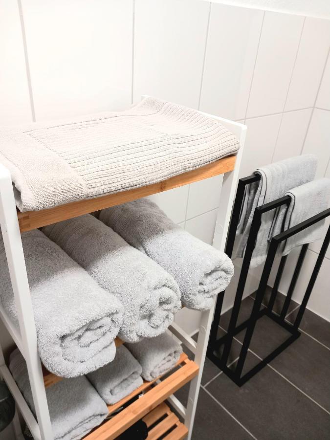 City Apartment Duisburg 2#Netflix &Wlan &Kingsize Bett & Kaffee Maschine & Central & 500M Innenhafen & 2 Min U Bahn Buitenkant foto